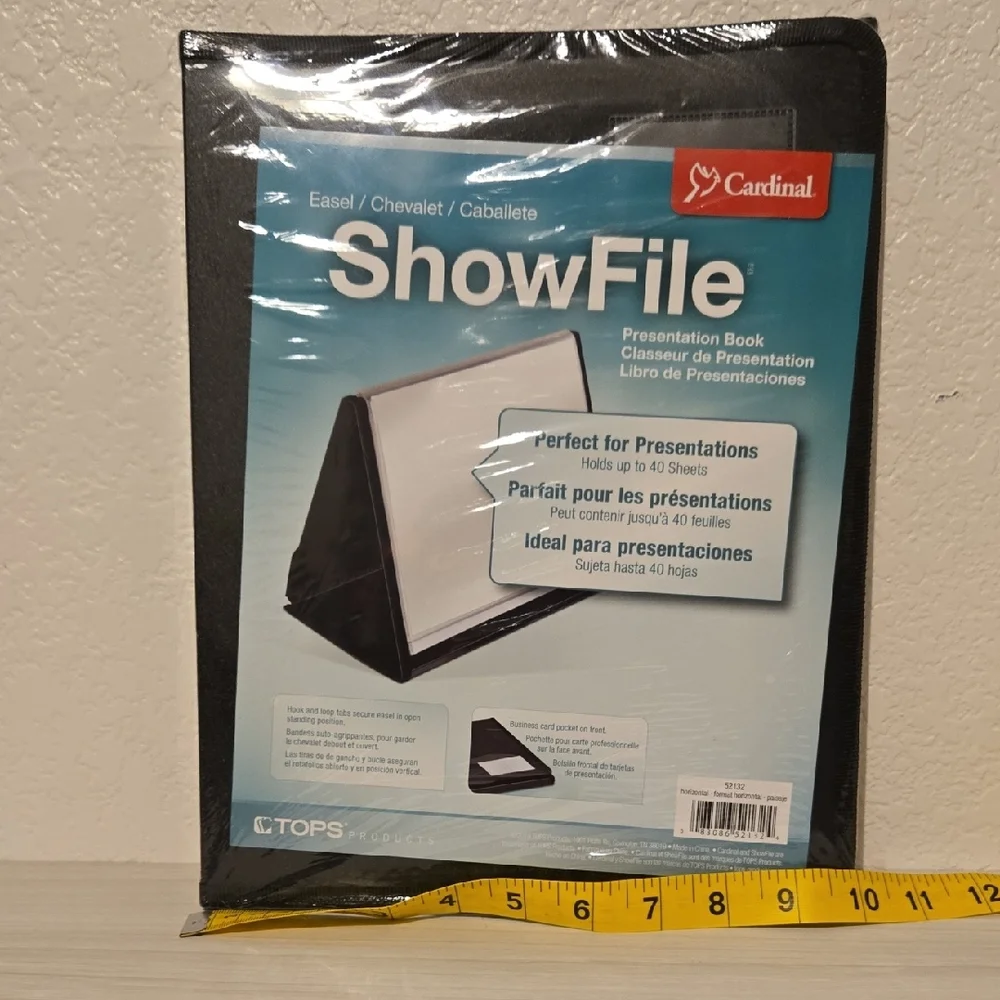 Cardinal ShowFile Presentation Book in Black with Blue Insert